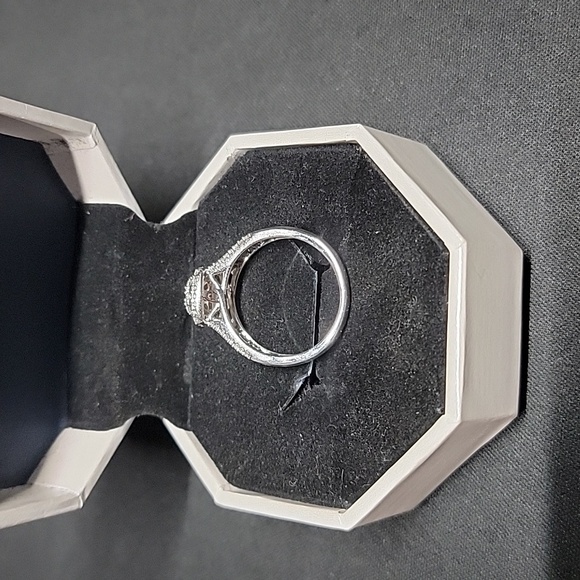 silver ring with small diamonds - Picture 9 of 11